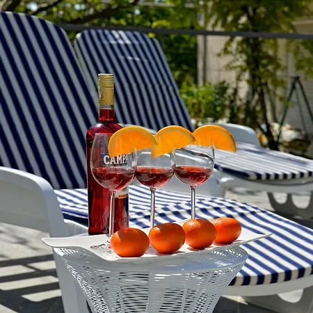 ヴィラ 4us With Pool ポドストラナ