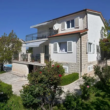 Villa 4us With Pool