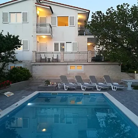 Villa 4us With Pool