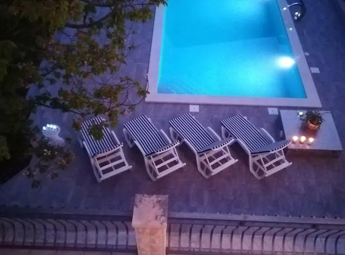 4us With Pool 포드스트라나